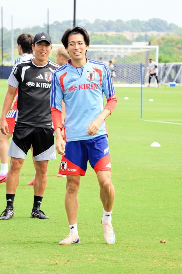 ＭＦ中村敬斗（中央）長谷部コーチと同じ長さのソックスで練習を行った