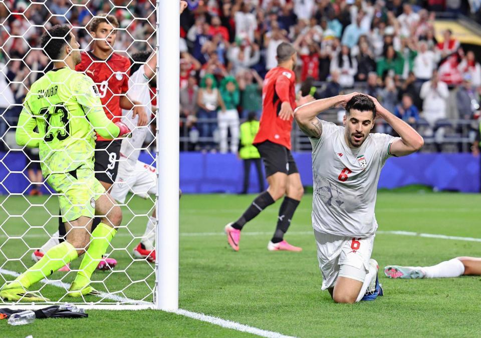 エジプト－イラン　試合終了間際、ヘディングシュートがクロスバーに阻まれ頭を抱えるイランのエザトラヒ（右端）＝シアトル（ゲッティ＝共同）