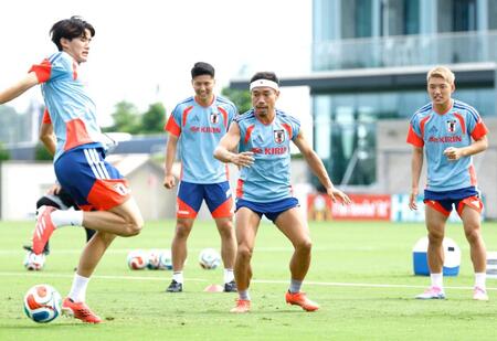 　ブラジル戦に向け調整する長友（右から２人目）ら