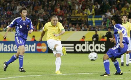 　２００６年ドイツＷ杯１次リーグのブラジル戦で後半にチーム４点目を決めるロナウド（共同）