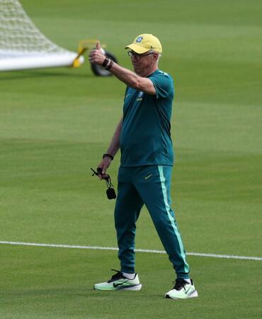 サムアップポーズを見せるブラジル代表　カルロ・アンチェロッティ監督＝米・ヒューストン（撮影・中田匡峻）