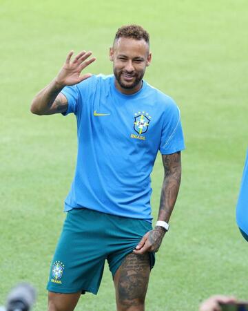 手を振るブラジル代表・ネイマール＝米・ヒューストン（撮影・中田匡峻）