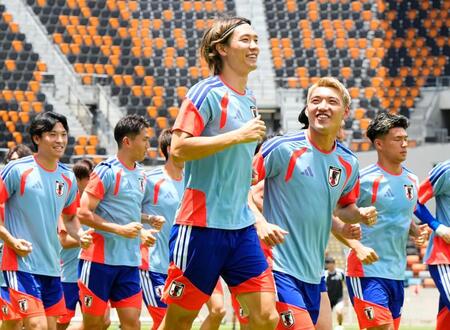 ブラジル戦に向け最終調整する板倉（中央）と堂安（右から２人目）ら＝ヒューストン（２８日）