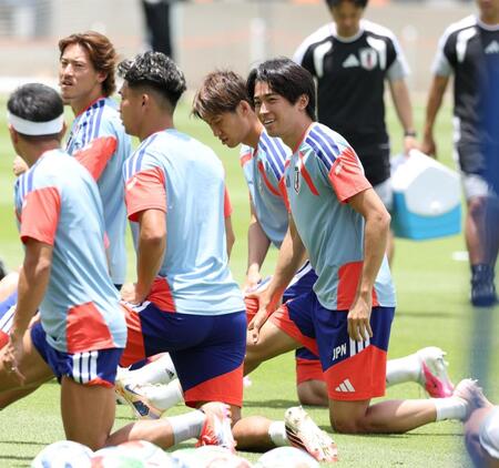 笑顔を見せる日本代表・中村敬斗（中央）＝ヒューストン（２８日）
