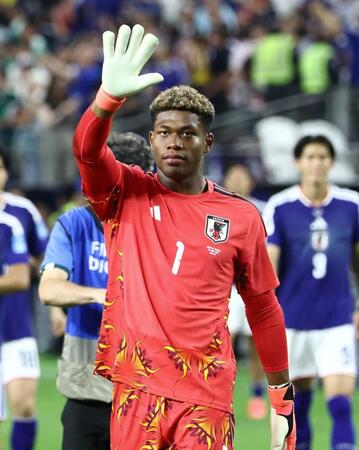 スウェーデンと引き分け、声援に応えるＧＫ鈴木彩艶＝ダラス（２５日）