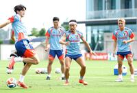 　ブラジル戦に向け調整する長友（右から２人目）ら
