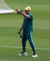 サムアップポーズを見せるブラジル代表　カルロ・アンチェロッティ監督＝米・ヒューストン（撮影・中田匡峻）