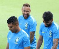 笑顔を見せるブラジル代表・ネイマール（中央）＝米・ヒューストン（撮影・中田匡峻）