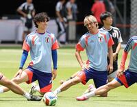 体をほぐす田中碧（左）と伊東純也＝ヒューストン（２８日）