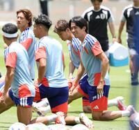 笑顔を見せる日本代表・中村敬斗（中央）＝ヒューストン（２８日）