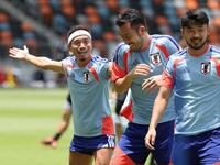 笑顔を見せる（左から）長友佑都、吉田麻也、菅原由勢＝ヒューストン（２８日）