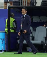 後半、前田大然の先制ゴール直後にピッチの選手たちに声をかける森保監督（２５日）