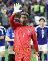スウェーデンと引き分け、声援に応えるＧＫ鈴木彩艶＝ダラス（２５日）