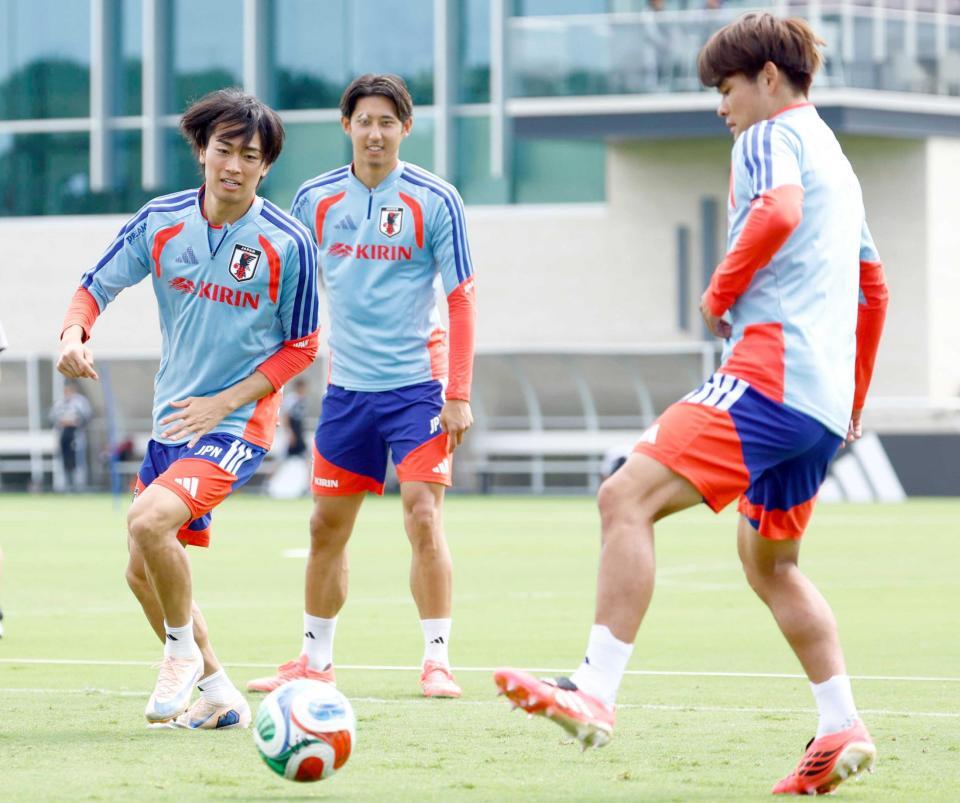 　試合へ向けて調整する（右から）佐野、伊藤、中村（共同）