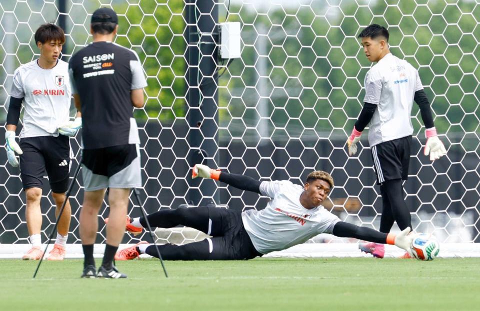 　ブラジル戦に向け調整するＧＫ鈴木彩（下）ら（共同）