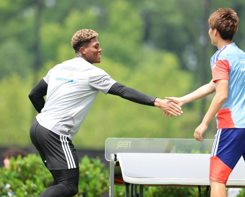 テックボールで鎌田（右）と握手するＧＫ鈴木彩