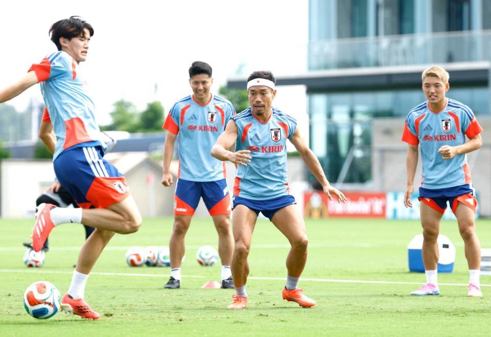 　ブラジル戦に向け調整する長友（右から２人目）ら