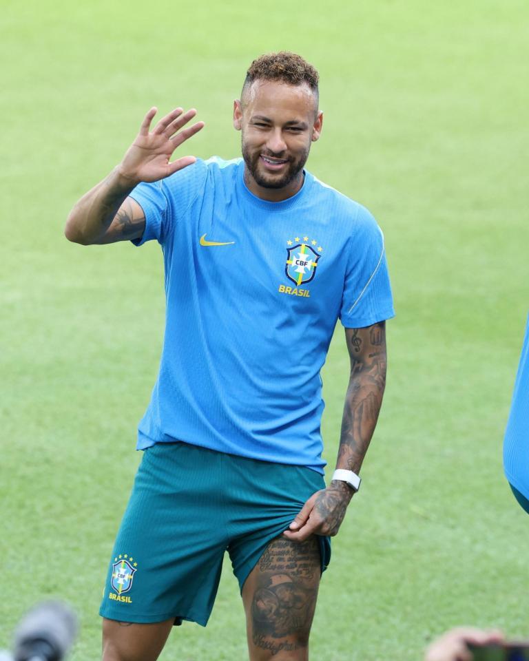 手を振るブラジル代表・ネイマール＝米・ヒューストン（撮影・中田匡峻）
