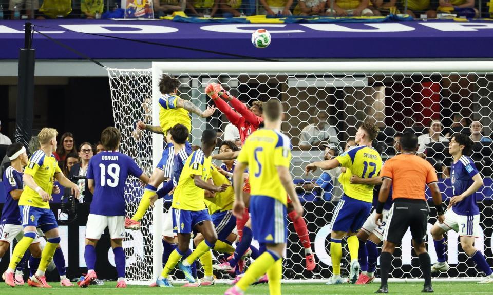 後半、好セーブを見せるＧＫ鈴木彩（中央奥）