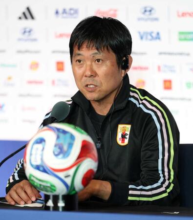 　会見を行う森保監督