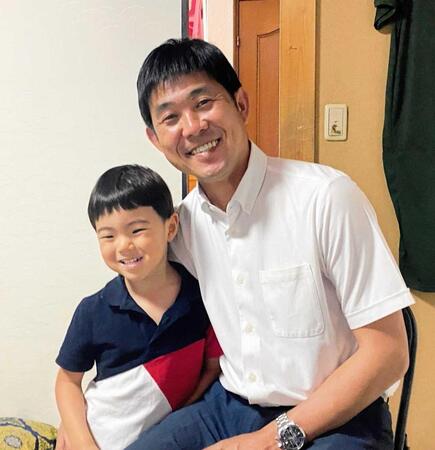 　森保監督と北別府学さん、広美さんの孫・孝祐くん＝２３年（北別府広美さん提供）