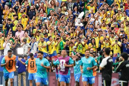 日本－ブラジル戦に駆けつけた大勢のサポーター（共同）