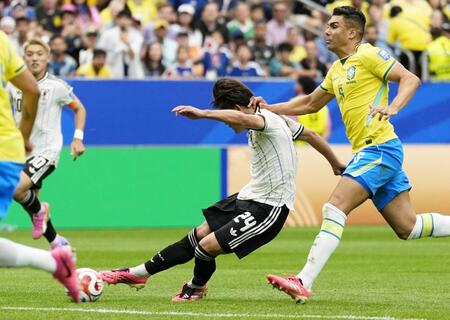 日本-ブラジル　前半、先制ゴールを決める佐野（中央）＝ヒューストン（共同）
