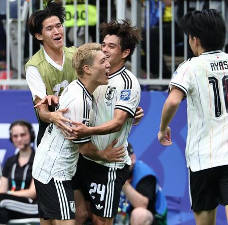 前半、先制ゴールを決め喜ぶ佐野（中央右）とイレブン
