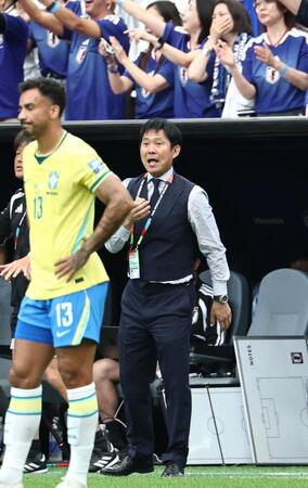 前半、佐野の先制ゴール後、声を張り上げる森保監督