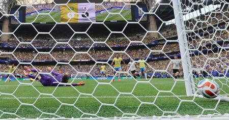 前半、佐野に先制ゴールを許すブラジルのＧＫアリソン（左）