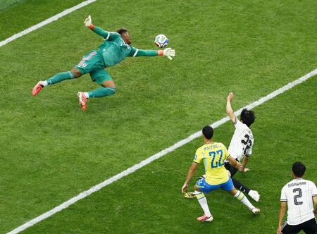 日本-ブラジル　試合終了間際、ブラジルのマルチネリ（下左）に決勝ゴールを決められるＧＫ鈴木彩＝ヒューストン（共同）