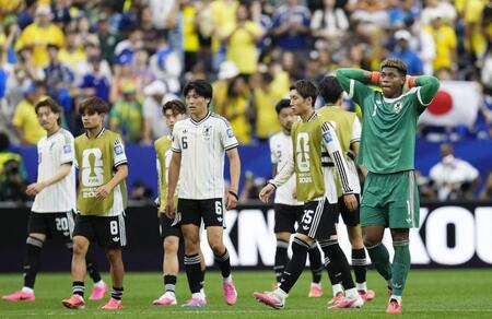 ブラジルに敗れ、ぼうぜんとするＧＫ鈴木彩（右端）ら日本代表（写真提供・共同通信社）