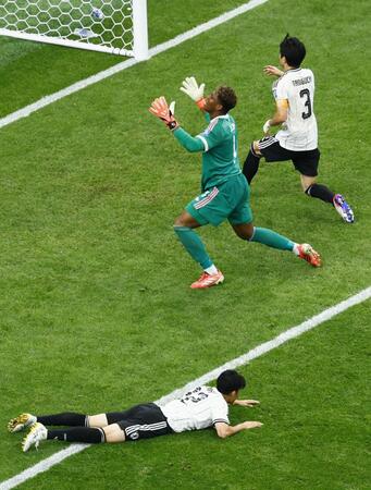 日本-ブラジル　試合終了間際、ブラジルに決勝ゴールを決められ悔しがるＧＫ鈴木彩（上左）＝ヒューストン（共同）