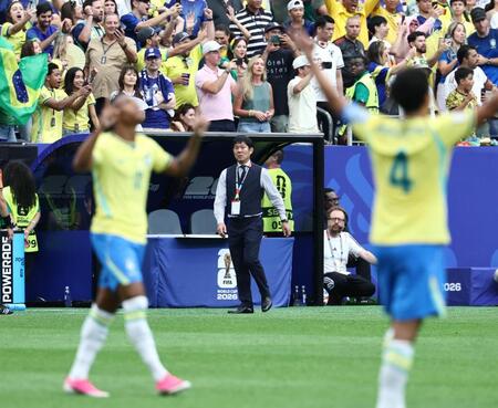 ブラジルに敗れ、ぼう然とする森保監督