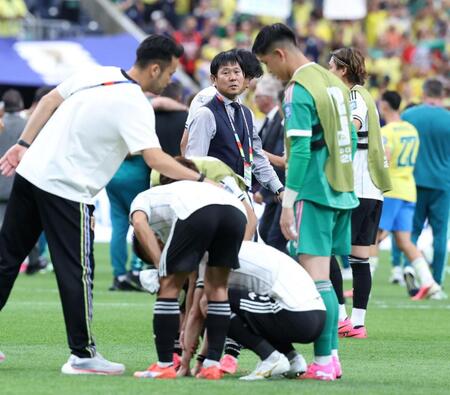選手たちを見つめる日本代表・森保一監督（撮影・中田匡峻）