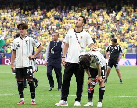 田中碧（右）を励ましながら、天を仰ぐ吉田麻也。左は佐野海舟（撮影・中田匡峻）