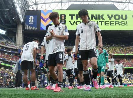 ブラジルに敗れ、ピッチを後にする久保（中）、町野（右）ら日本代表