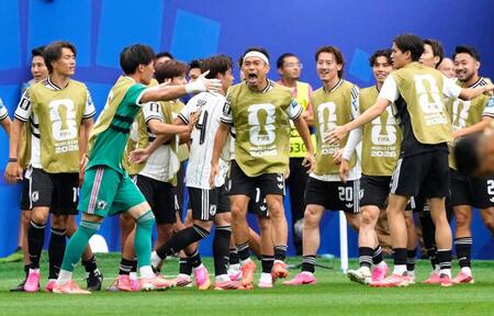 前半、佐野（手前左から４人目）の先制ゴールを喜ぶ長友（右隣）ら（共同）