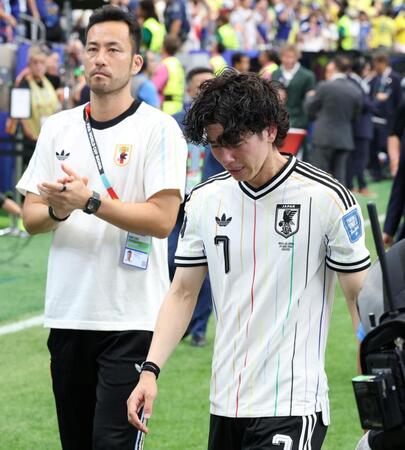 涙を流す日本代表・田中碧。左は吉田麻也（撮影・中田匡峻）