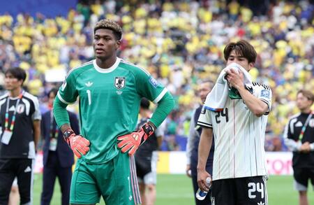 ブラジルに敗れ、呆然とする日本代表・鈴木彩艶（左）と佐野海舟（撮影・中田匡峻）
