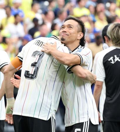 日本代表・谷口彰悟（左）と抱擁を交わす長友佑都（撮影・中田匡峻）