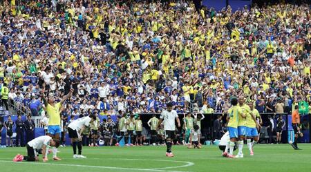 ブラジルに敗れ、呆然とする日本代表イレブン（撮影・中田匡峻）