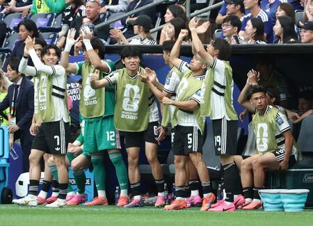 　前半、ベンチから鼓舞する長友（右から３人目）ら