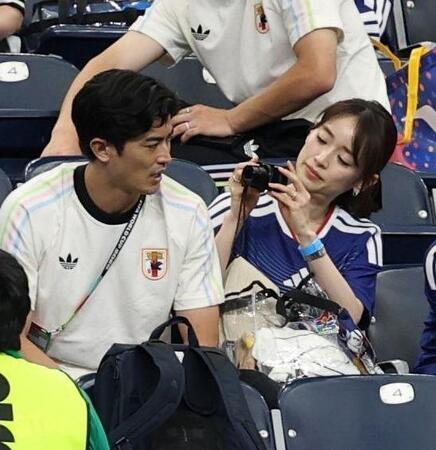 谷口彰悟を撮影する泉里香＝ヒューストンスタジアム（撮影・中田匡峻）