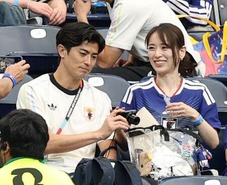 谷口彰悟と泉里香（撮影・中田匡峻）