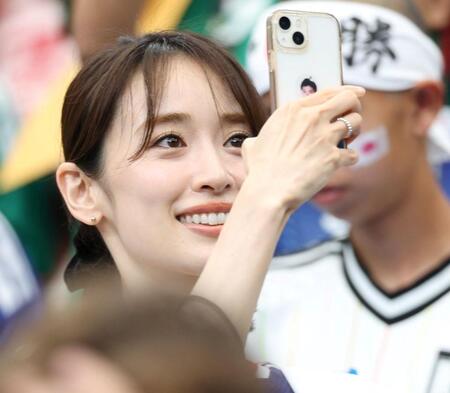 ブラジル戦を観戦する泉里香＝ヒューストンスタジアム（撮影・中田匡峻）