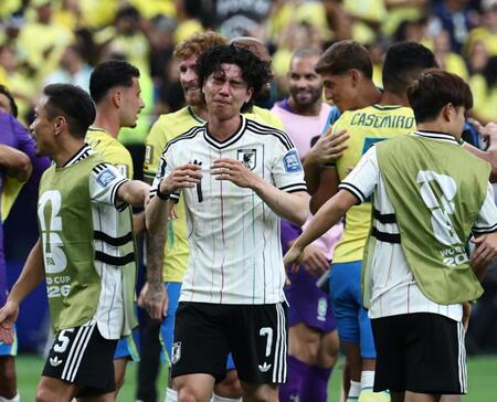 ブラジルに敗れ、悲痛な表情の田中（中央）