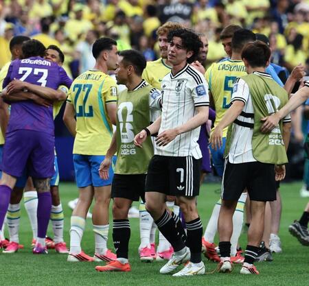 ブラジルに敗れ、悲痛な表情の田中（中央右）