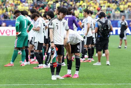 ブラジルに敗れ、肩を落とす田中碧（中央）ら日本代表イレブン＝ヒューストンスタジアム（撮影・中田匡峻）