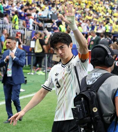 手を振りながら引き揚げる日本代表・谷口彰悟（撮影・中田匡峻）